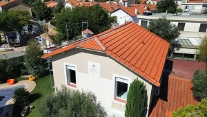 Toiture provençale en tuiles canal rénovée par BN Toiture à Lançon-Provence.