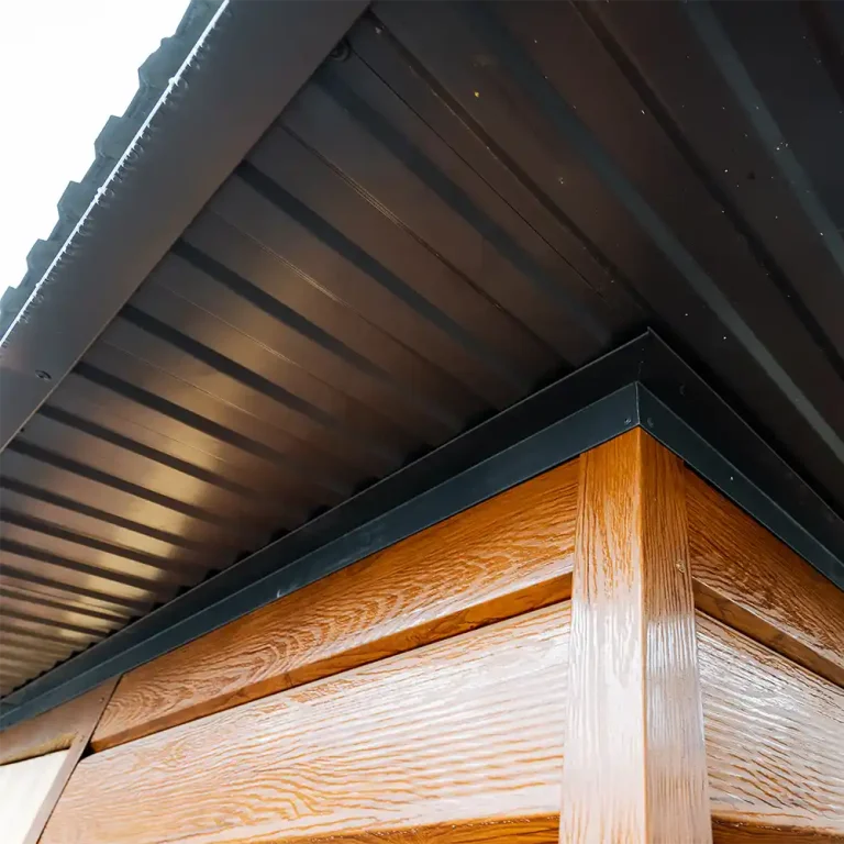 Habillage de planches de rive et bandeaux en aluminium réalisé par BN Toiture à Lançon-Provence.