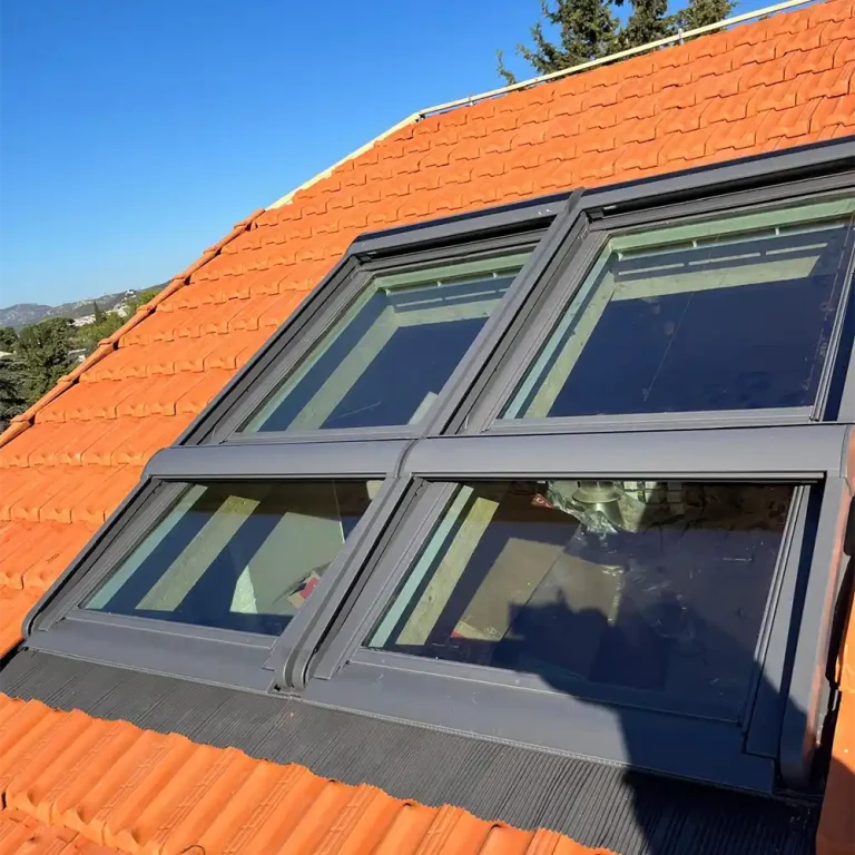Installation d'une fenêtre de toit Velux par BN Toiture à Lançon-Provence