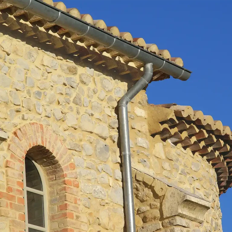 Installation de gouttières en aluminium réalisée par BN Toiture à Lançon-Provence.