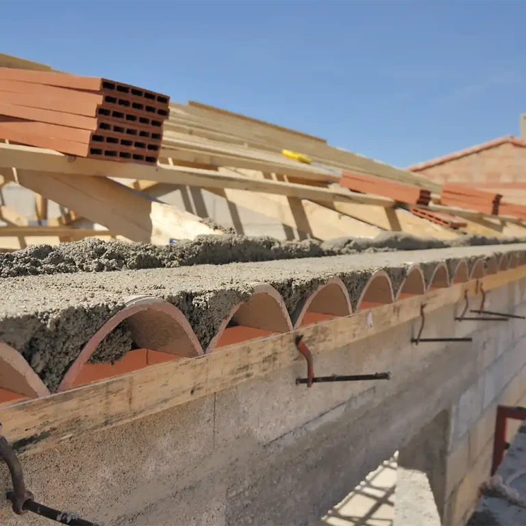 Rénovation d'une toiture en tuiles canal réalisée par BN Toiture à Lançon-Provence.